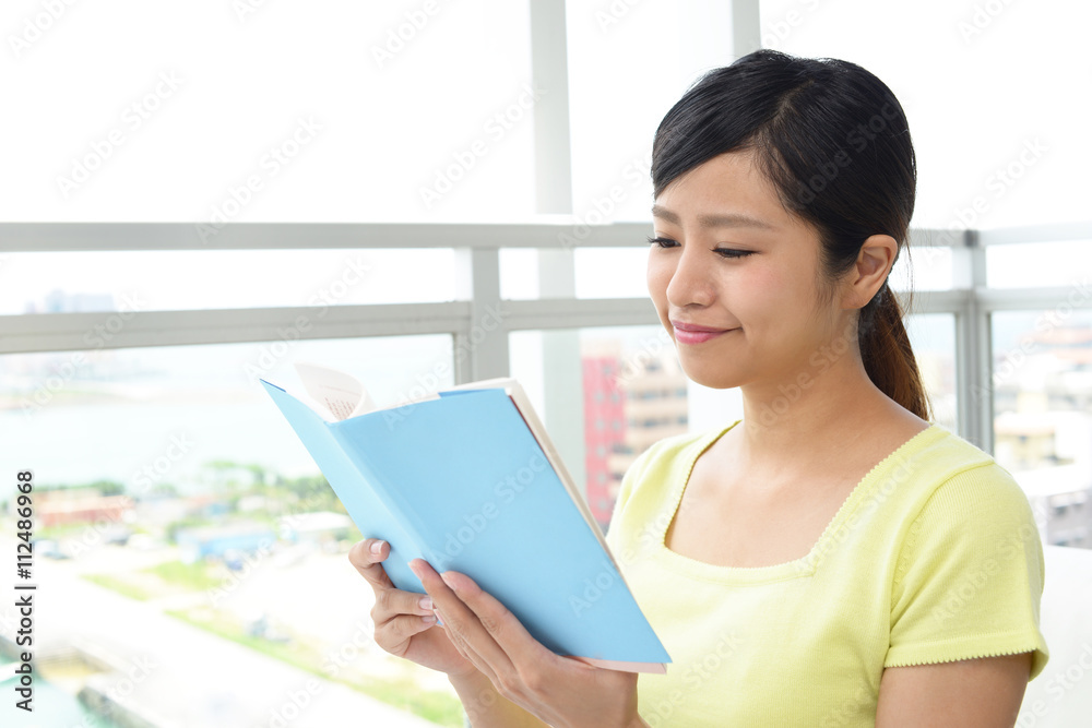 本を読む女性