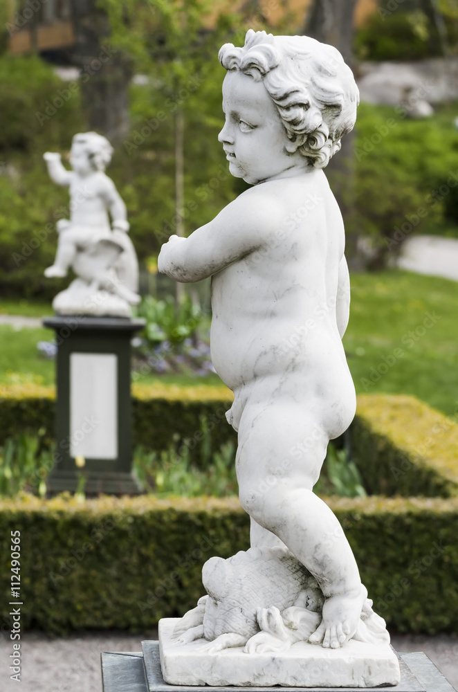 Obraz premium Sculpture in the old castle park