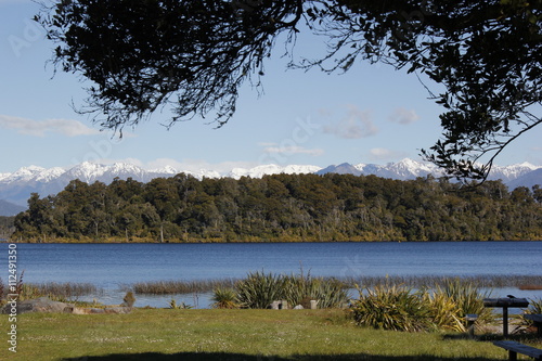 Φωτογραφία break in the  Lake Mahinapua  Natural park enjoying the sun and the sounds of