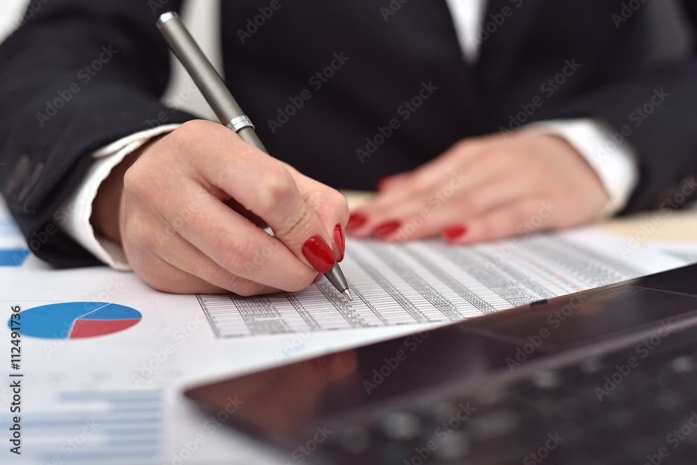 Fototapeta premium businesswoman checks the start up report