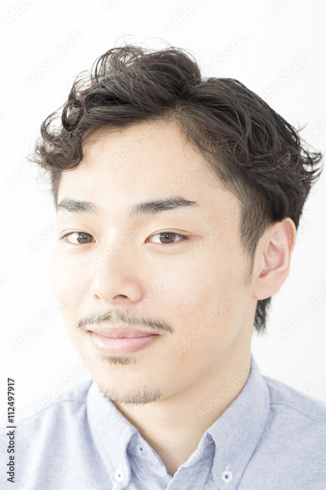 男性 ポートレート アップ カメラ目線 笑み 白バック 髭 パーマ 男性 ポートレート アップ カメラ目線 笑み 白バック 髭 パーマ