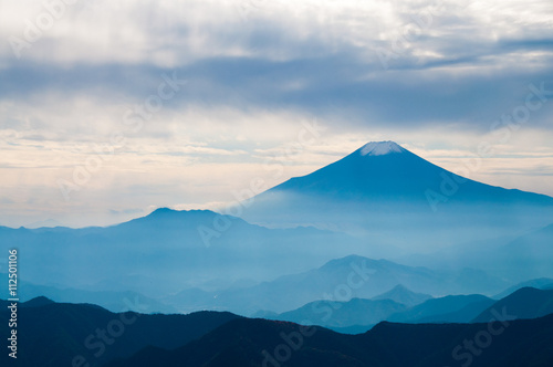 三頭山から眺める霧に浮かぶ富士山