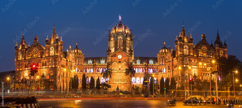 Fototapeta premium Chatrapati Shivaji Terminus znany wcześniej jako Victoria Terminus w Bombaju w Indiach. Panorama Ninght
