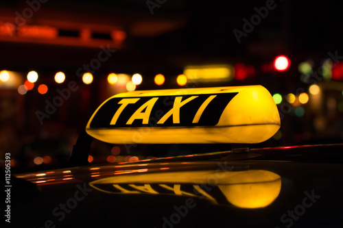 taxi schild bei nacht Fototapet