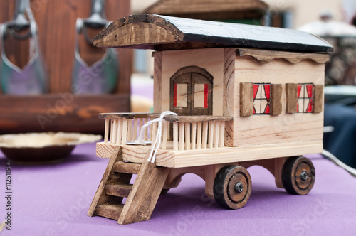 roulotte miniature en bois photo