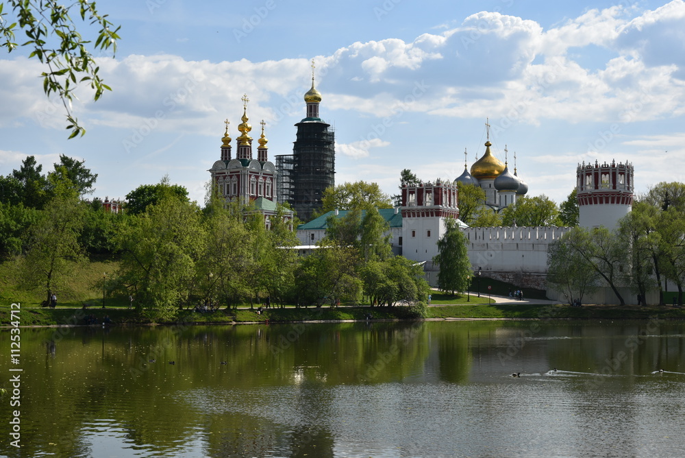 Вид Новодевичьего монастыря с берега  пруда