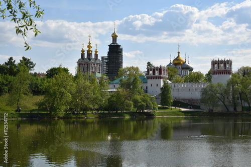 Вид Новодевичьего монастыря с берега пруда