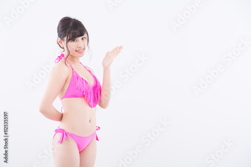 ポーズをする水着女性