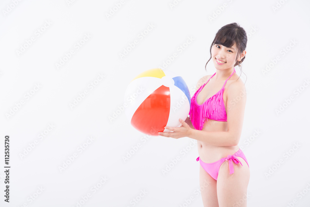ビーチボールを持つ水着女性 ビーチボールを持つ水着女性