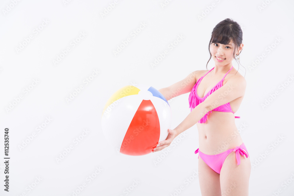 ビーチボールを持つ水着女性 Stock 写真 Adobe Stock