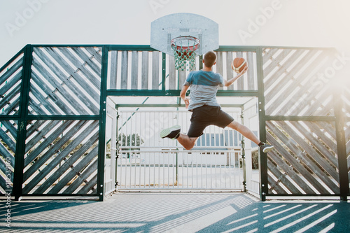Vászonkép Basketball/dynamischer Sprung zum Basketballkorb