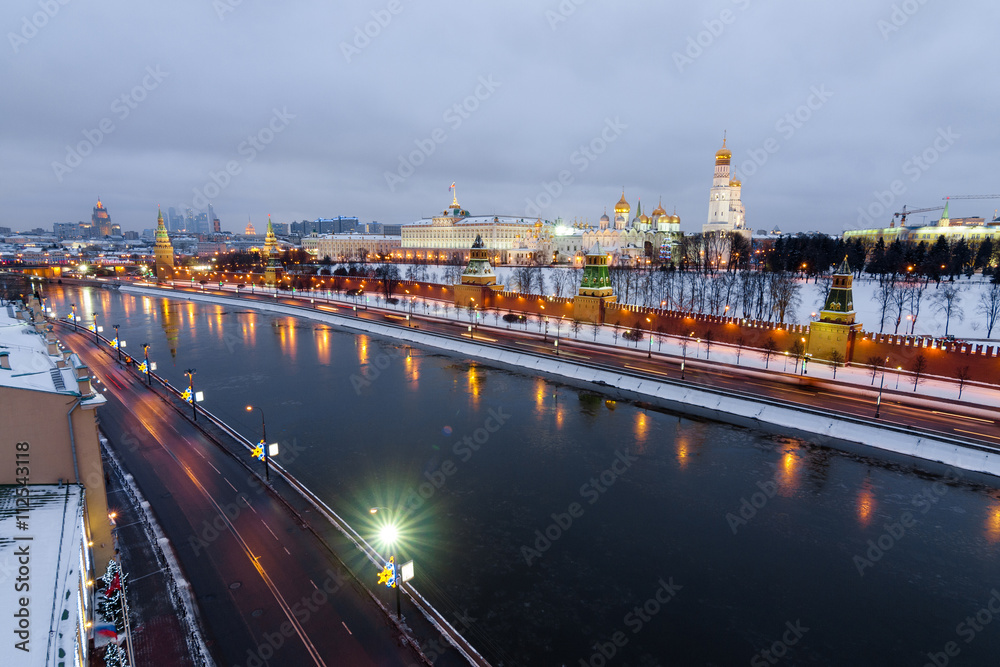 Obraz premium top view moscow River and Moscow Kremlin in winter night.