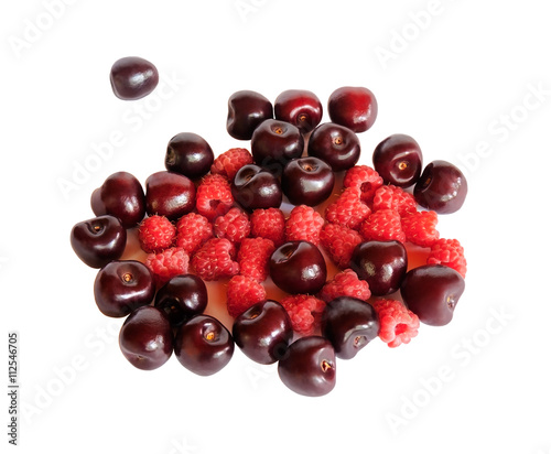 Foto Ripe cherries and raspberries isolated on white background