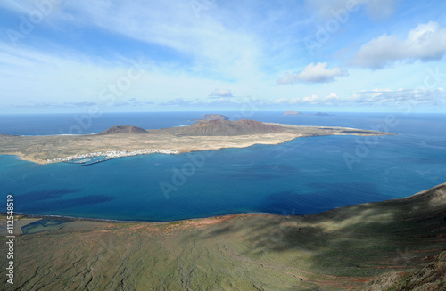 Le d  troit vu depuis le belv  d  re du R  o    Har  a    Lanzarote