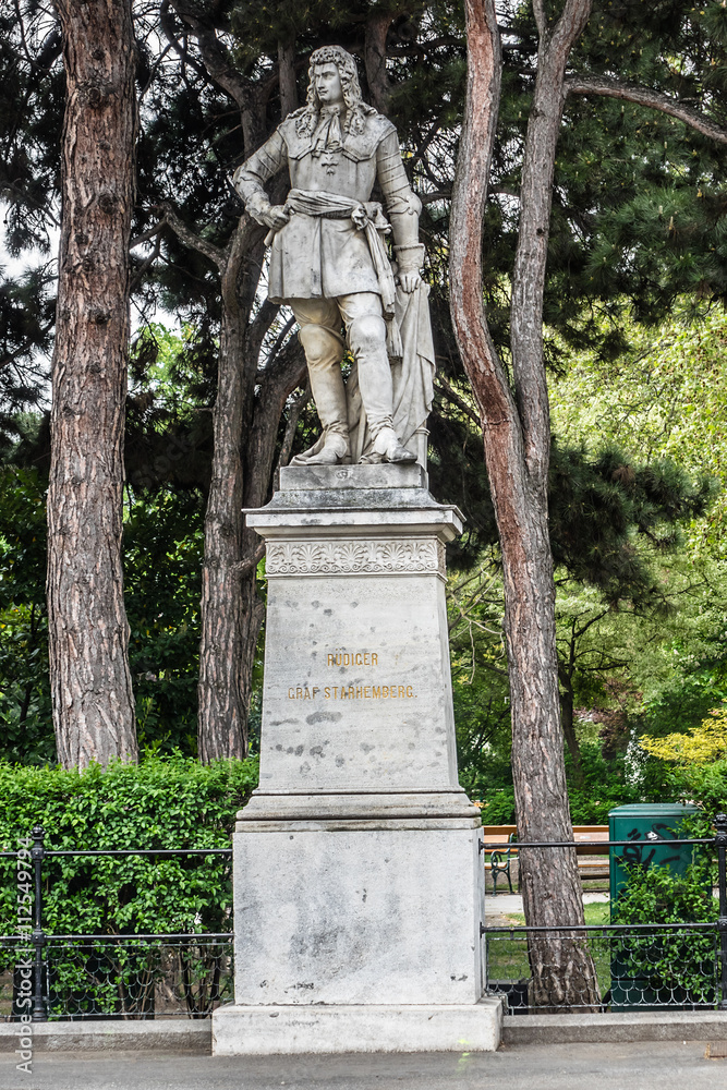 Obraz premium Statues of Viennese personalities (1867). Rathausplatz, Vienna.