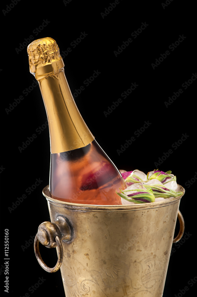 Φωτογραφία Bottle of Champagne in the bucket with ice closeup