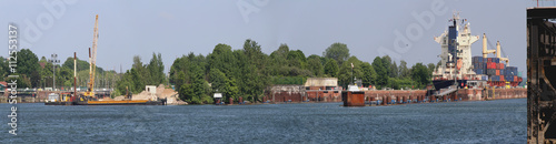 Kiel Schleuse Holtenau Containerschiff im Nord-Ostsee-Kanal