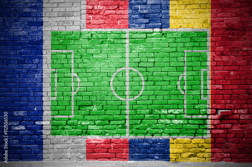 Ziegelsteinmauer Frankreich vs. Rumänien Fußballfeld Graffiti