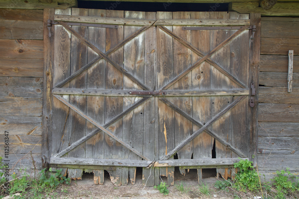 Naklejka premium Wooden gate of an old barn