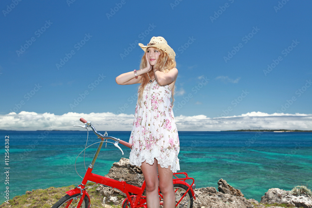 海辺で遊ぶ笑顔の女性