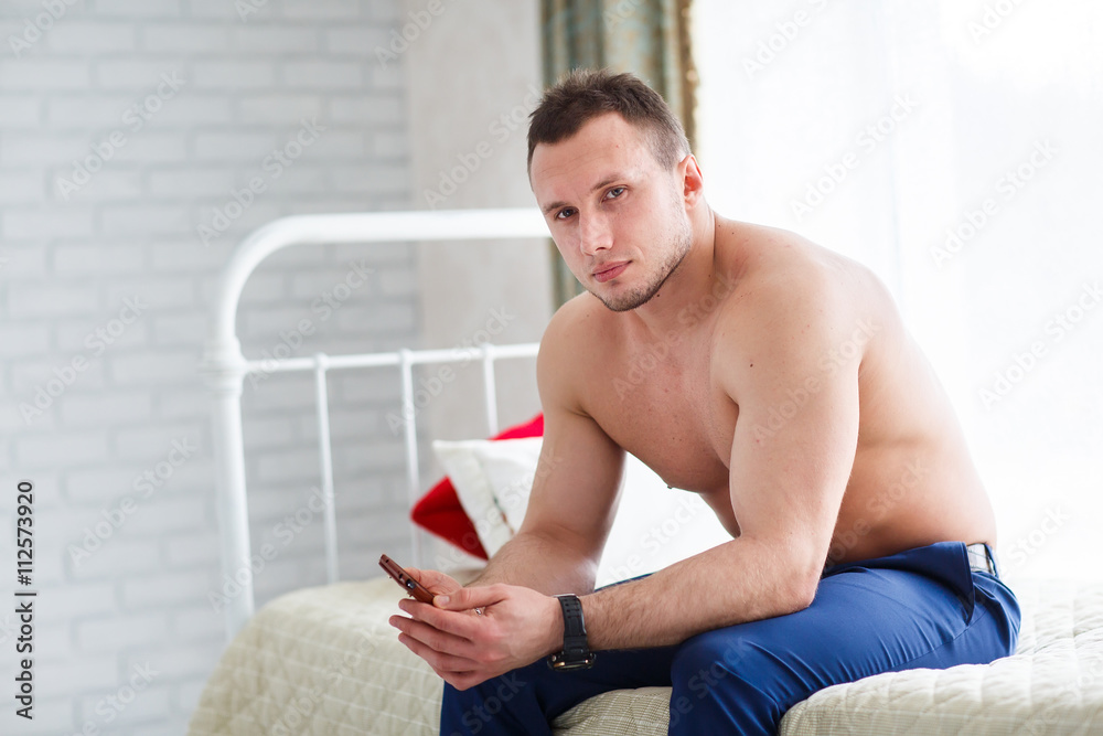 Obraz premium young man unable sleep because of stress of problems