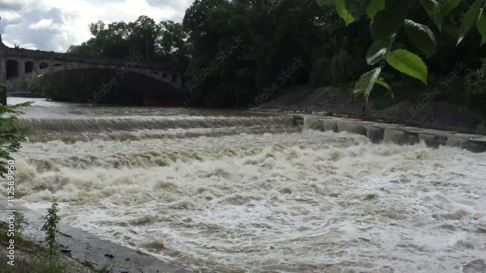 Die Isar in München nach starken Regenfällen Die Isar in München nach starken Regenfällen