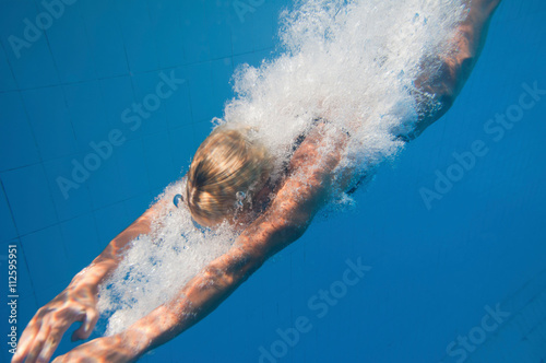 Canvas Print Blonde girl diving, underwater view