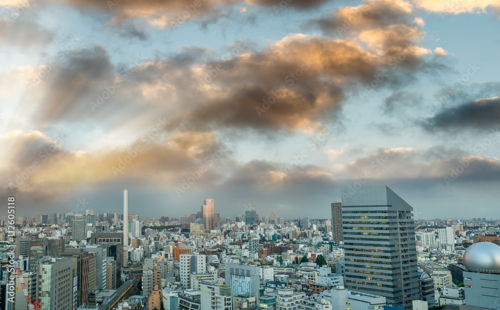 Naklejka premium Shibuya, Tokio. Widok z lotu ptaka o zmierzchu