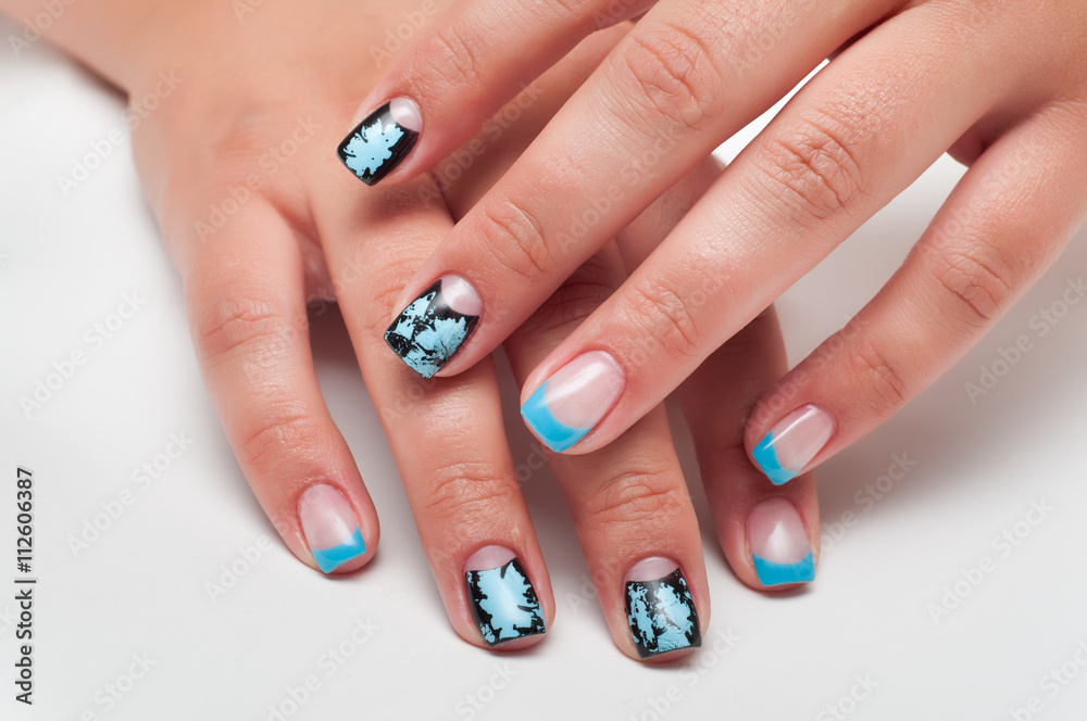 Blue french manicure with black potreskanymi inserts two fingers Blue french manicure with black potreskanymi inserts two fingers