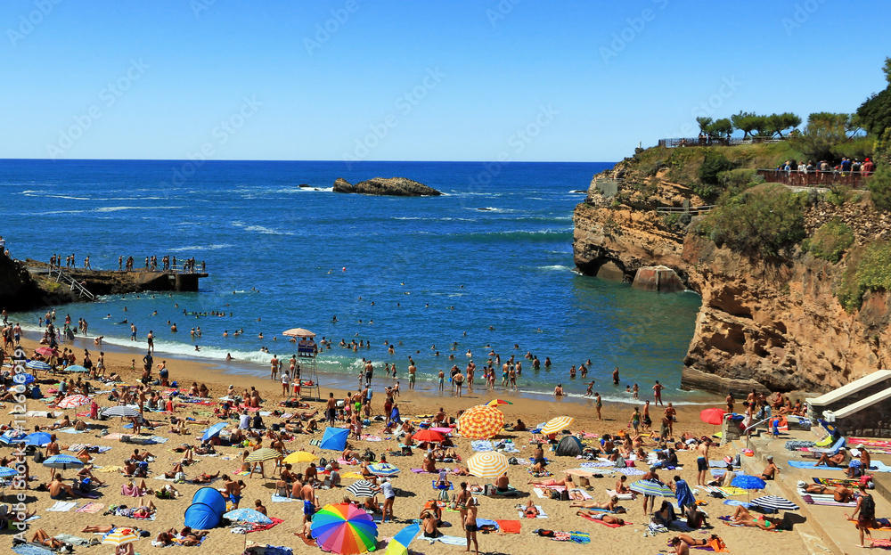 Petite plage fréquentée à Biarritz Petite plage fréquentée à Biarritz