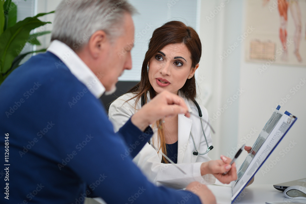Fototapeta premium Doctor speaking to her patient