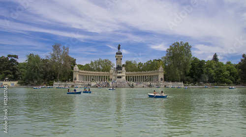 Barcas en el estanque del parque del Retiro Madrid