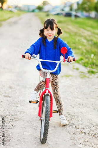 Fototapeta Naklejka Na Ścianę i Meble -  The girl on the bike.
