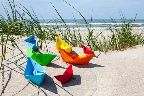 Fototapeta Naklejka Na Ścianę i Meble -  Papierschiffe am Strand
