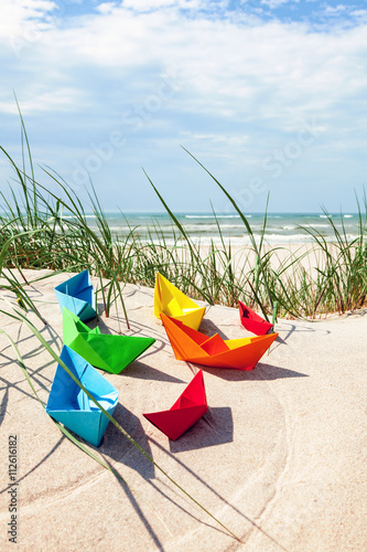 Fototapeta Naklejka Na Ścianę i Meble -  Papierschiffe am Strand