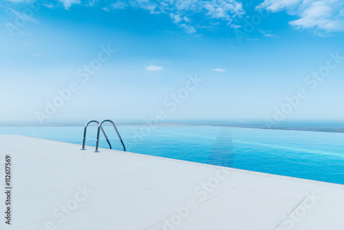Obraz na plátně Infinity pool on the bright summer day