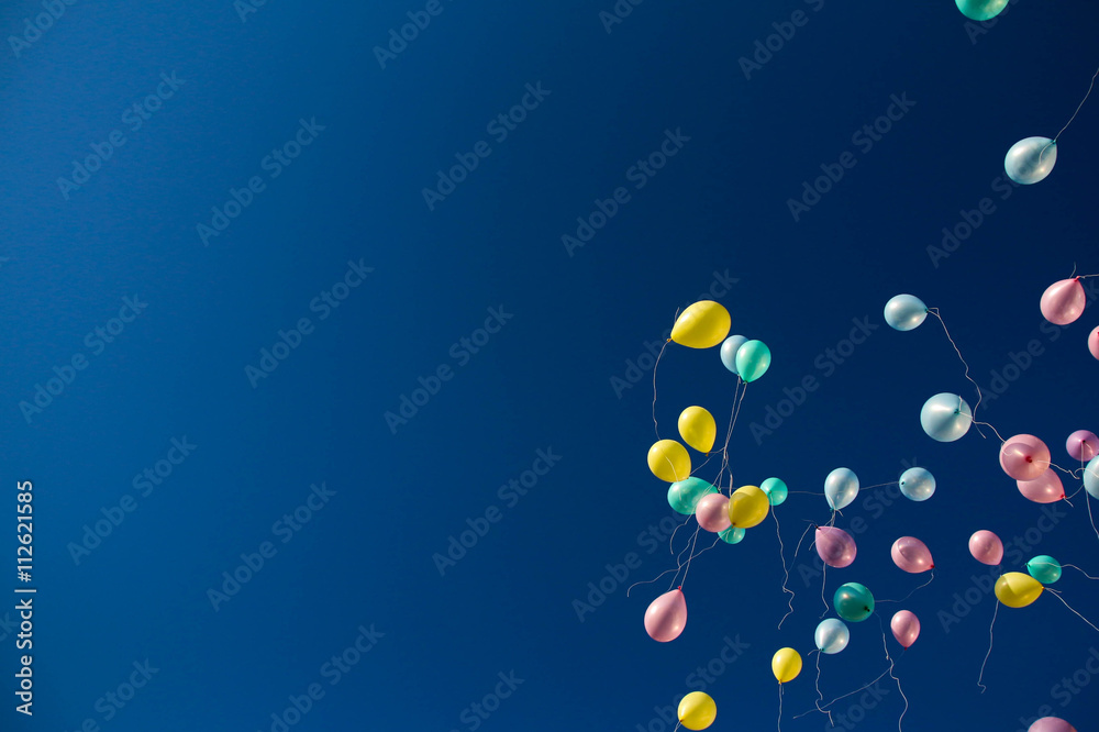 偏り飛び立つ風船/放たれていく風船。これから分かれる様子。 Stock Photo Adobe Stock