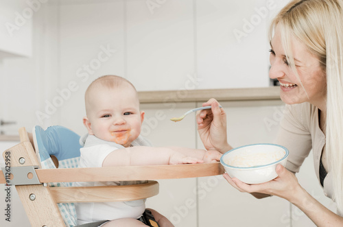 Mama füttert das Baby