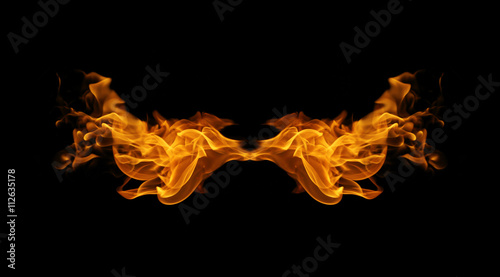 abstrakcyjne płomienie ognia przypominają skrzydło na czarnym tle
