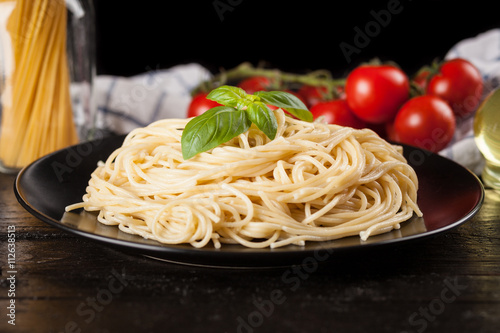 Obraz na plátně Spaghetti bolognese on dark background