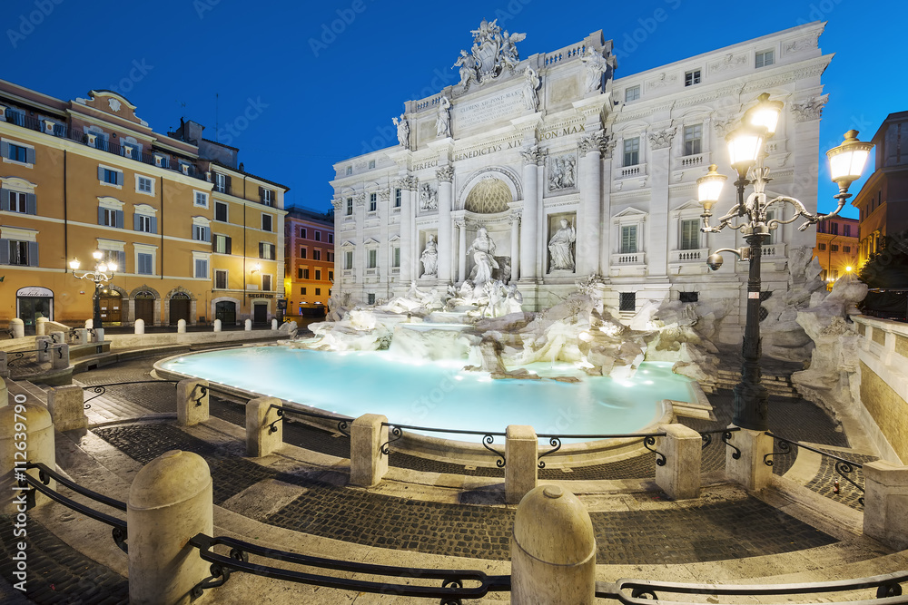 Fototapeta premium Trevi fountain by night