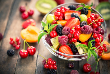 Crédence de cuisine Fruits Salade de fruits frais dans un bol  © pilipphoto