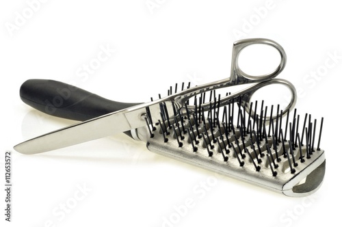 Brosse à cheveux et paire de ciseaux photo