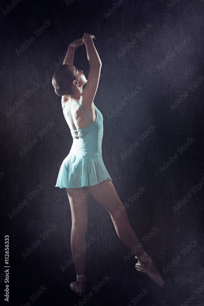jeune fille 11 ans en tenue de danse classique et pointes Stock Photo