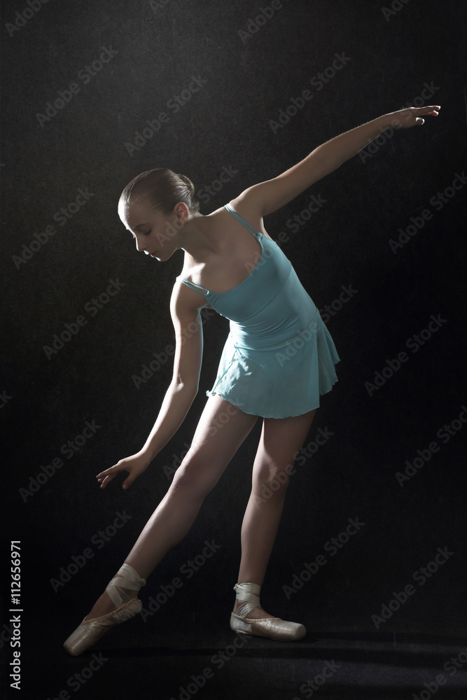 jeune fille 11 ans en tenue de danse classique et pointes Stock Photo