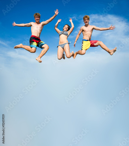 Drei springende Jugendliche