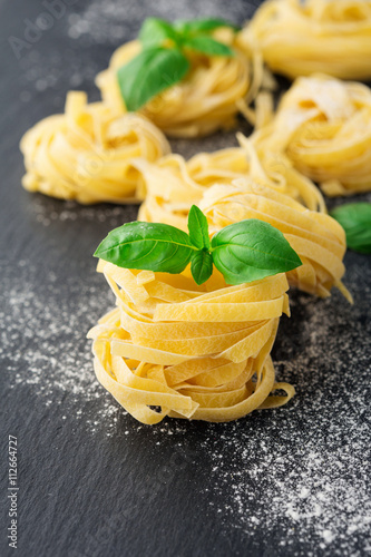 Obraz na plátně Raw pasta and basil