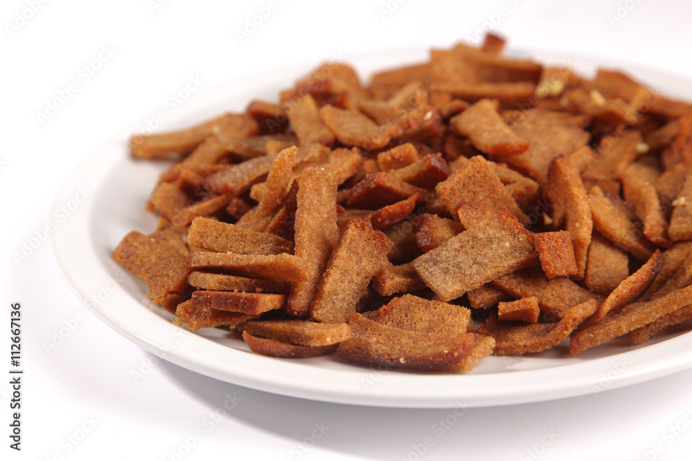Fototapeta premium beer crackers on a plate