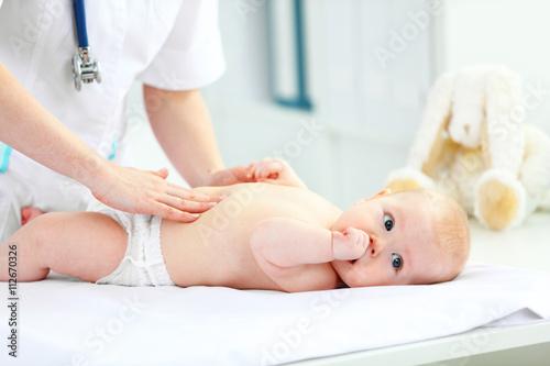 Εκτύπωση καμβά Doctor pediatrician examines baby tummy