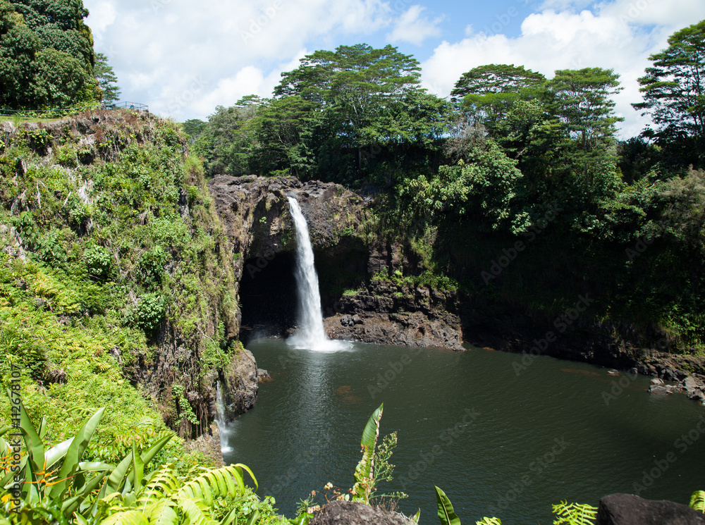 Fototapeta premium Rainbow Falls in Hawaii on a Beautiful Day
